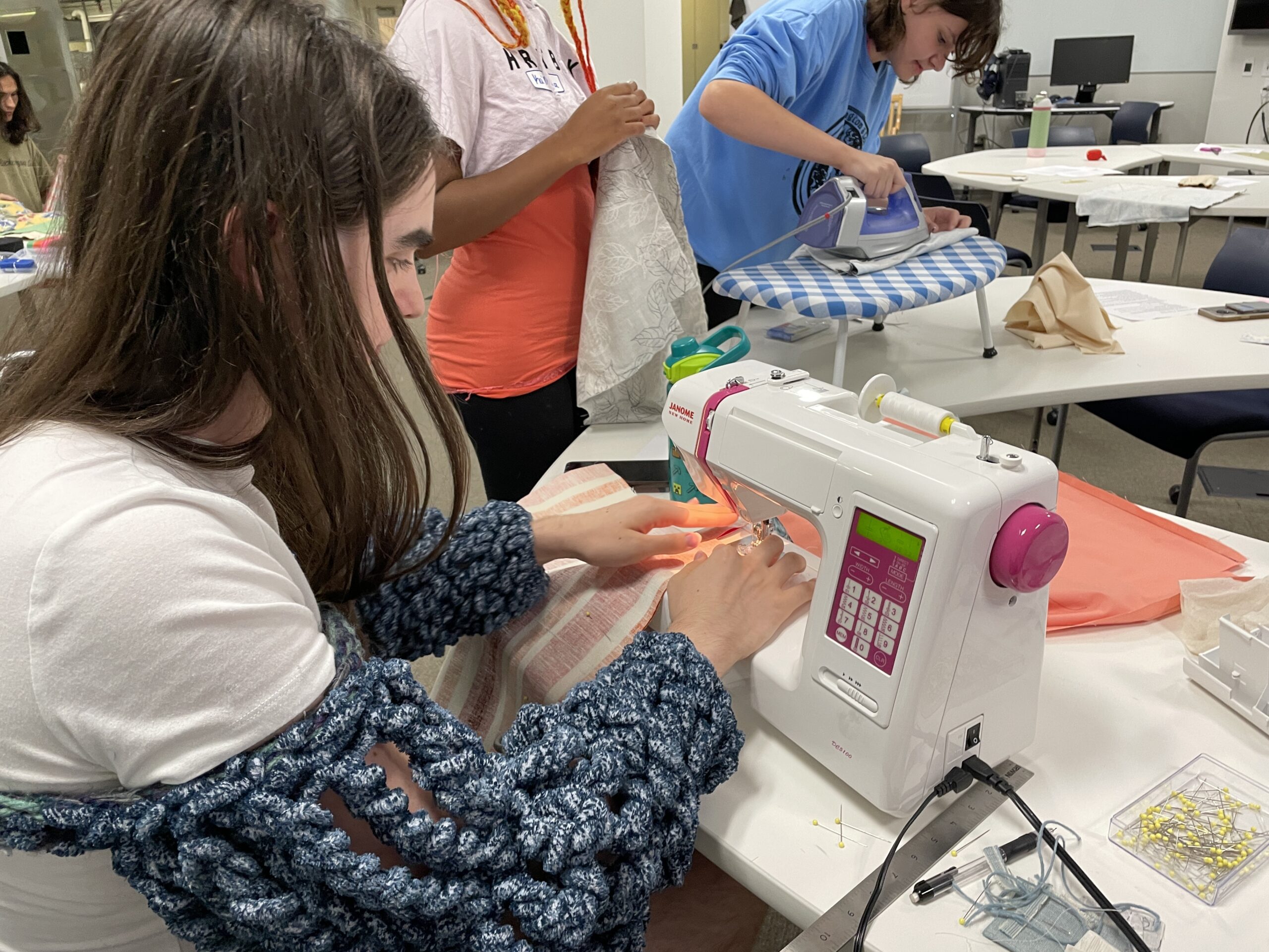 W&L student using a sewing machine in the IQ Center during the "Make a Tote Bag" workshop.